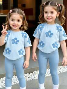 SHEIN Playful Pals 女嬰 2件/套休閒時尚百搭春夏嬰兒幼兒T恤套裝，可愛甜美藍色花卉上衣，花卉圖案，寬鬆圓領短袖T恤與藍色內搭褲2件套，春夏服裝套裝，適合休閒外出、返校、派對穿著 - 彩色 - 查看 1