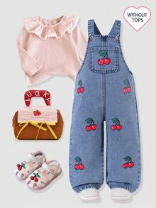 SHEIN Genkimix Kids 女童時尚百搭款幼兒牛仔吊帶褲，復古中藍色牛仔布，櫻桃印花可愛俏皮，寬鬆直筒版型，適合日常外出、上學、通勤，四季可穿，可調節肩帶 - 中等水洗藍 - 查看 3
