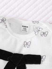 SHEIN 白色秋季可愛親子新生女嬰套裝：柔軟棉質蝴蝶結印花長袖上衣搭配黑色長褲，舒適嬰兒服飾套裝 - 黑與白 - 查看 5