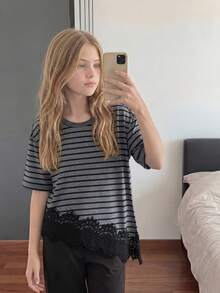 SHEIN 1件青少年女孩休閒時尚度假風圓領條紋蕾絲不對稱下擺短袖T恤上衣，適合日常通勤、購物、度假與旅行 - 黑色 - 查看 6