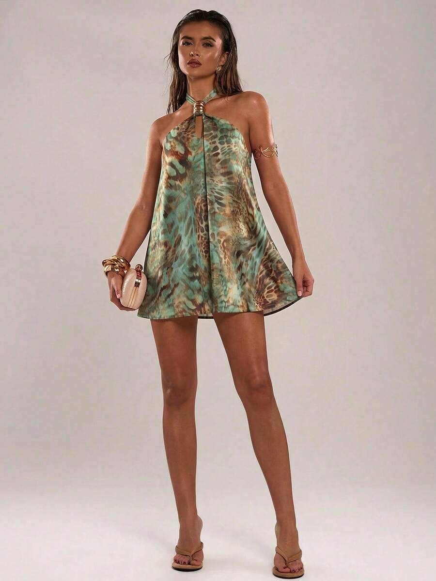 SHEIN BAE فستان نسائي كاجوال للعطلات باللون البنفسجي برقبة هالتر وزينة معدنية وظهر مكشوف قصير، مناسب للخروجات في الربيع/الخريف، عطلات الشاطئ، موعد مع الأخت، حفلات الشاطئ، ملابس الشارع الكاجوال، مهرجان الموسيقى، Y2K، فستان ساتان مطبوع، فستان زهري أخضر - الأرجواني - مشاهدة 1