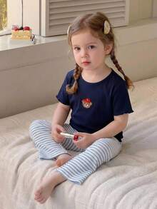 Genkimix Kids 女童可愛紅色熊刺繡棒球帽、皇家藍短袖羅紋上衣與休閒度假藍白羅紋寬腿喇叭褲套裝，適合休閒、度假與日常穿著 - 藍色 - 查看 1