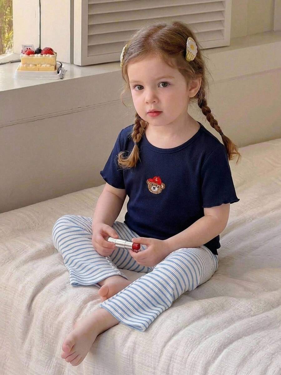 Genkimix Kids 女童可愛紅色熊刺繡棒球帽、皇家藍短袖羅紋上衣與休閒度假藍白羅紋寬腿喇叭褲套裝,適合休閒、度假與日常穿著 - 藍色 - 查看 1