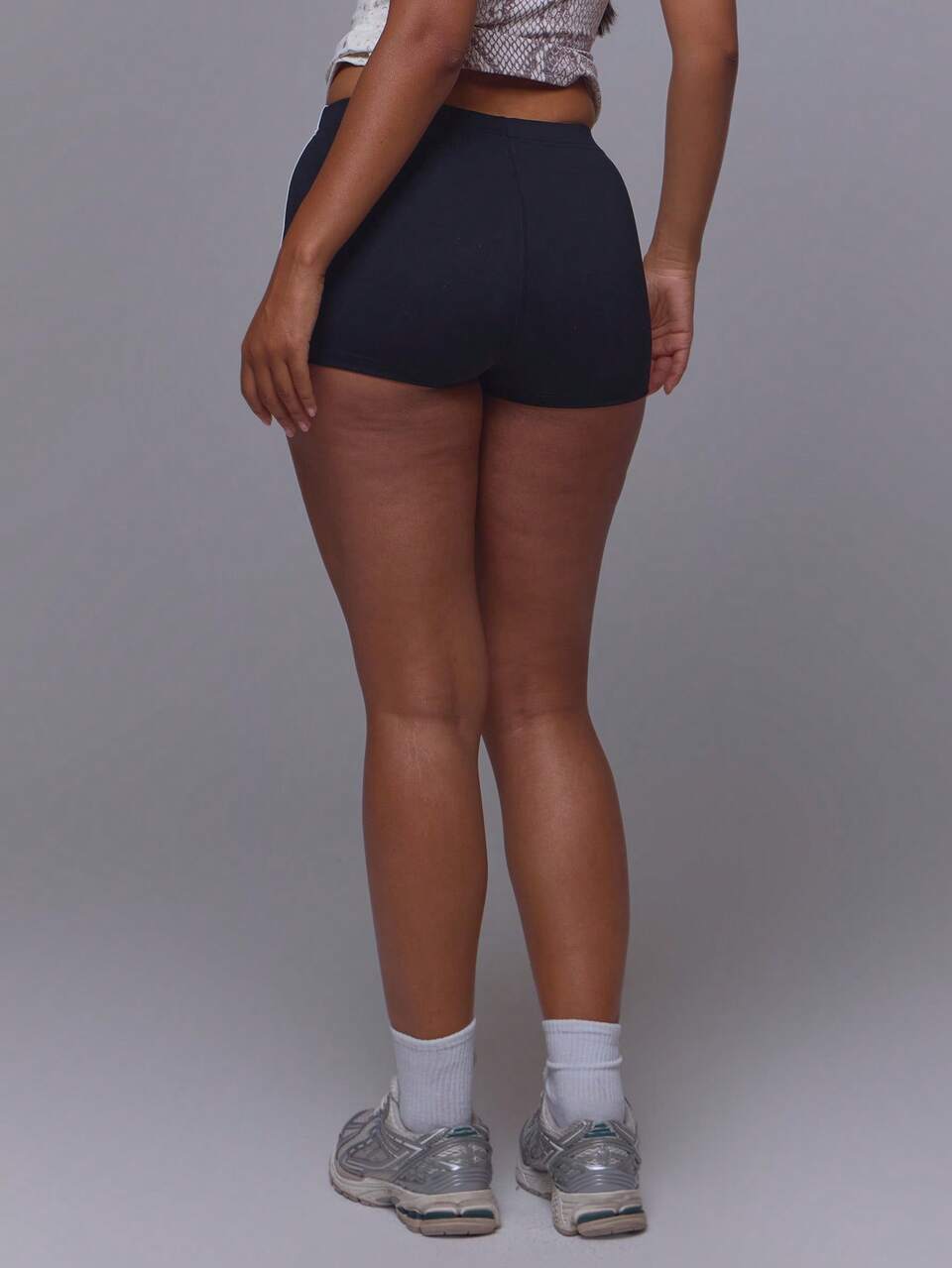 Short mini de sport ajusté noir à imprimé serpent, bandes latérales et logo, pour salle de sport, Pilates, fitness, course, usage quotidien et décontracté