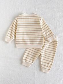 SHEIN Vintaside Kids 2件組新生兒男嬰米色針織羅紋圓領長袖褲裝休閒可愛趣味熊刺繡蝴蝶結裝飾復古韓系時尚套裝 - 米色 - 查看 2