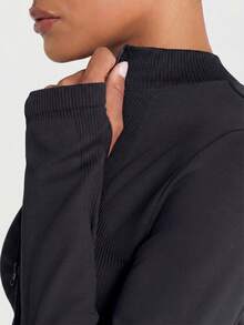 11SKNDS Jaket Crop Bergaris dengan Resleting Penuh, Kerah Tinggi, Lengan Panjang, Manset Lubang Jempol, Kain Elastis yang Pas di Badan, Ideal untuk Lapisan Kasual Aktif Sepanjang Musim - Hitam - View 5