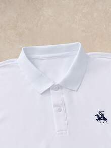 Courvante 男士休閒 Polo 衫套裝，圖案、條紋、刺繡，白色上衣搭配藍色條紋短褲，鈕扣設計，2 件組，人造絲材質，柔軟垂墜，適合高爾夫球與休閒穿著 - 白色 - 查看 5