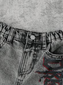 SHEIN Pantalones cortos de mezclilla casuales para niños y jóvenes con bolsillos, botones y estampado de araña con letras - Lavado ligero - Ver 4