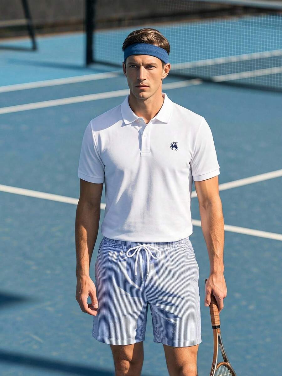 Courvante 男士休閒 Polo 衫套裝,圖案、條紋、刺繡,白色上衣搭配藍色條紋短褲,鈕扣設計,2 件組,人造絲材質,柔軟垂墜,適合高爾夫球與休閒穿著 - 白色 - 查看 1