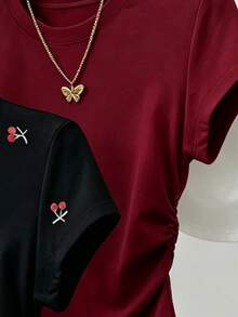 SHEIN T-shirt à manches courtes à taille cintrée pour filles préadolescentes, boîte aveugle 3-en-1, envoyé au hasard, imprimé cerise sur toute la surface, manches courtes, noir, bordeaux, blanc, convient pour les sorties, le streetwear, le quotidien, basique polyvalent, convient pour le printemps, l'été, l'automne, l'hiver, toutes les saisons - Multicolore - Voir 5