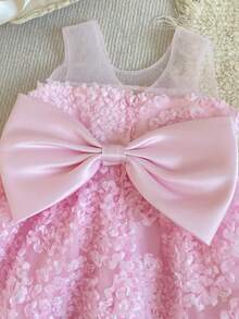 SHEIN Glamorique Kids 女嬰粉色洋裝，3D刺繡設計，背後附可拆卸大緞面蝴蝶結，適合婚禮、家庭聚會、高端親子下午茶、晚宴、生日派對、寶寶週歲派對、日常拍照、度假穿著、畢業舞會，夏季無袖洋裝 - 粉色 - 查看 5