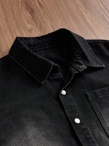 SWAVVY Camisa de mezclilla de verano casual para hombre con botones delanteros y bolsillo con parche - Negro - Ver 5