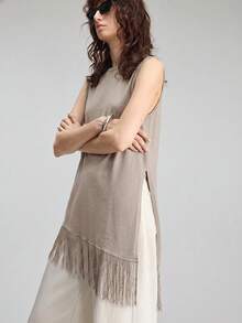 Ontre 2026SS 春夏新款女式針織上衣，無袖不對稱下擺設計，附流蘇拼接，灰色休閒日常款 - 卡其色 - 查看 5