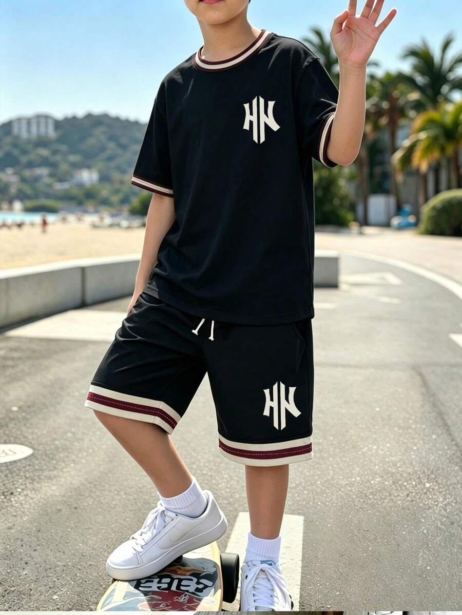 SHEIN 男孩大童T恤套裝,條紋字母印花短袖圓領T恤,搭配字母印花短褲,柔軟彈性面料,寬鬆版型,春夏時尚男孩T恤套裝,休閒舒適百搭,適合外出、街頭風、居家、旅行、度假、日常穿著 - 彩色 - 查看 1