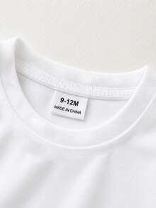 SHEIN Playful Pals 2件組男嬰T恤套裝，嬰兒幼兒賽車印花軟針織白色圓領短袖T恤上衣搭配藍白格紋梭織長褲，短袖短褲套裝，適合6M-3T - 彩色 - 查看 4
