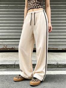 SHEIN 青少年女孩休閒街頭風圖案印花短袖T恤與長褲套裝 返校季 - 杏色 - 查看 5
