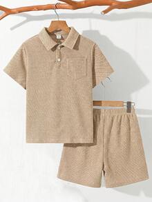 SHEIN 兒童小男孩運動休閒 Polo 領紋理華夫格面料短袖 T 恤 & 短褲套裝，適合通勤、上學、日常休閒、旅行、運動、節日聚會等，適用於春、夏、秋、冬。男孩套裝，男孩搭配套裝，男孩 2 件套裝 - 卡其色 - 查看 1