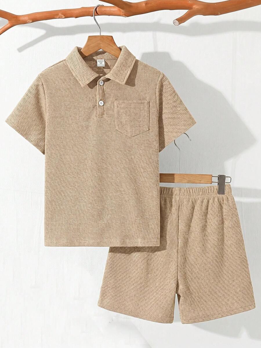 SHEIN 兒童小男孩運動休閒 Polo 領紋理華夫格面料短袖 T 恤 & 短褲套裝,適合通勤、上學、日常休閒、旅行、運動、節日聚會等,適用於春、夏、秋、冬。男孩套裝,男孩搭配套裝,男孩 2 件套裝 - 卡其色 - 查看 1