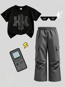 SHEIN 小男孩美式街頭風 T恤套裝，黑色仿丹寧幾何字母圖案 T恤搭配灰色工裝長褲，兒童寬腿工裝褲 2 件套 - 彩色 - 查看 3