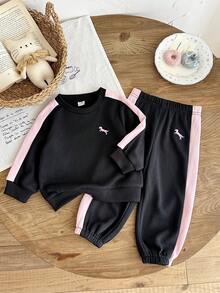 SHEIN Vintaside Kids 2件組女嬰2026秋冬新款黑色百搭休閒可愛動物圖案刺繡長袖衛衣套頭衫與運動長褲套裝，時尚百搭寬鬆休閒極簡運動風，適合日常休閒舒適穿著與戶外玩耍 - 黑色 - 查看 1