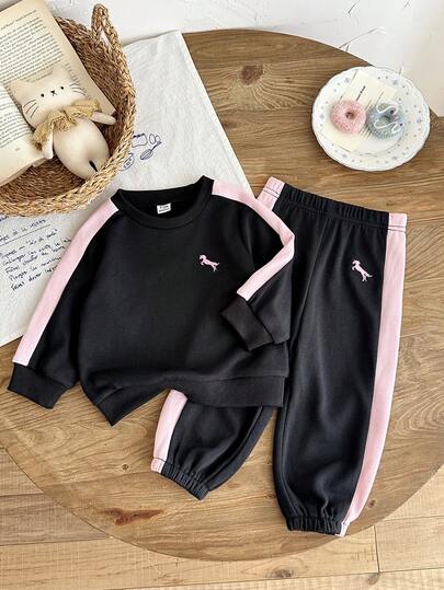 SHEIN 2pcs/Set Baju Bayi Perempuan 2026 Musim Gugur/Dingin Baru Warna Hitam Serbaguna Kasual Motif Hewan Lucu Bordir Lengan Panjang Sweatshirt Pullover & Celana Olahraga, Gaya Kasual Minimalis Sporty yang Modis dan Serbaguna, Cocok untuk Pemakaian Kasual Sehari-hari yang Nyaman dan Bermain di Luar Ruangan