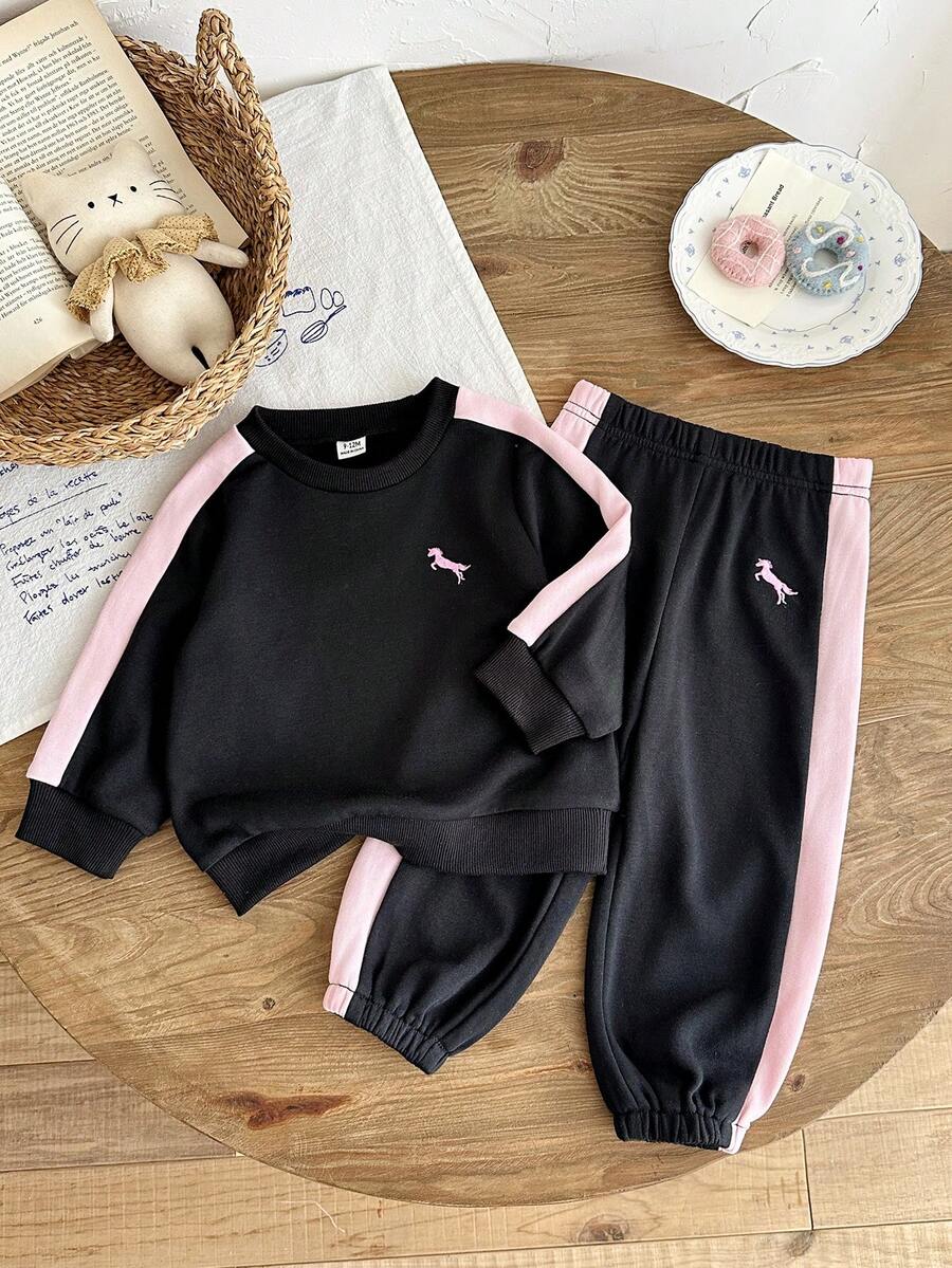 SHEIN Vintaside Kids 2件組女嬰2026秋冬新款黑色百搭休閒可愛動物圖案刺繡長袖衛衣套頭衫與運動長褲套裝,時尚百搭寬鬆休閒極簡運動風,適合日常休閒舒適穿著與戶外玩耍 - 黑色 - 查看 1