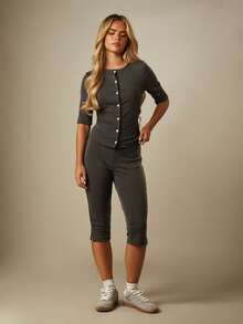 MISSGUIDED Conjunto de dos piezas con botones delanteros y mangas acodadas, pantalones capri de punto acanalado para un estilo casual elegante - Gris Oscuro - Ver 5