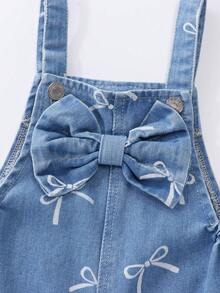 SHEIN 女童時尚百搭款幼兒牛仔吊帶褲，淺藍色水洗牛仔，適合四季穿著，滿版蝴蝶結印花，寬鬆直筒版型，適合日常外出、上學與通勤 - 淺色水洗藍 - 查看 6