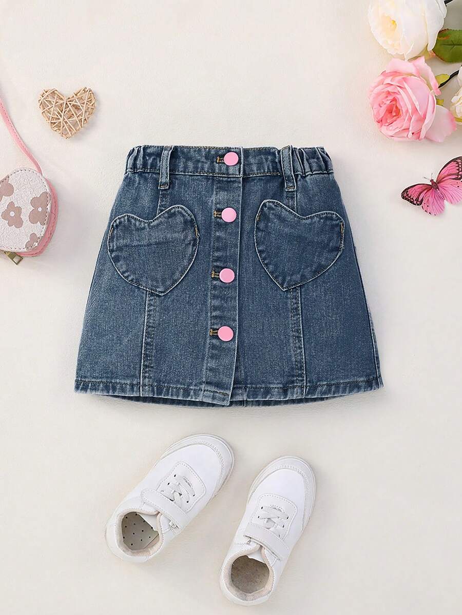 SHEIN Vintaside Kids 女童牛仔裙,夏季新品。可爱的心形口袋,粉色纽扣,时尚可爱,休闲百搭,轻松搭配,适合度假、派对、外出等场合。多种风格,满足不同女孩的需求。 - 中等水洗藍 - 查看 1