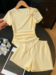 SHEIN Set Mini 2pcs/Set untuk Anak Perempuan Remaja, Lengan Pendek, Leher Bulat, Warna Kuning, Desain Tekstur, Hem Asimetris, Dekorasi Bintang Laut, Kaos dan Celana Pendek, Musim Panas - Kuning - View 2