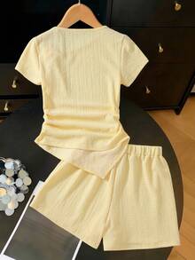 SHEIN Set Mini 2pcs/Set untuk Anak Perempuan Remaja, Lengan Pendek, Leher Bulat, Warna Kuning, Desain Tekstur, Hem Asimetris, Dekorasi Bintang Laut, Kaos dan Celana Pendek, Musim Panas - Kuning - View 3
