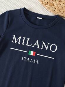 SHEIN 小男孩海軍藍字母印花短袖牛仔套裝 2 件組，圓領「MILANO ITALIA」印花 T 恤搭配水洗直筒牛仔褲，親膚棉感面料，美式休閒風童裝，適合春秋日常外出與校園穿著，小眾設計兒童服飾 - 杏色 - 查看 4