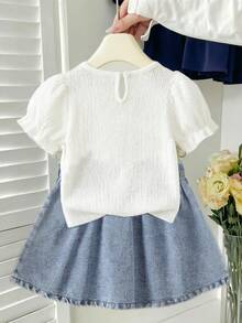 SHEIN Conjunto de pantalones largos de punto de mezclilla azul lavado con diseño holgado, cintura elástica, flor 3D, estilo casual cómodo y versátil, de algodón lavado, para niña bebé en verano - Blanco - Ver 2