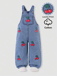 SHEIN Genkimix Kids 女童時尚百搭款幼兒牛仔吊帶褲，復古中藍色牛仔布，櫻桃印花可愛俏皮，寬鬆直筒版型，適合日常外出、上學、通勤，四季可穿，可調節肩帶 - 中等水洗藍 - 查看 4