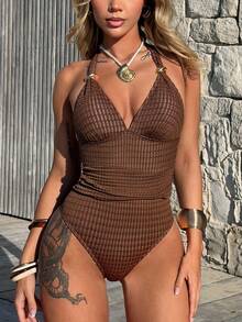 SHEIN Swim 2026春夏新款淡黃色V領金屬裝飾紋理面料掛脖綁帶女款連身泳衣，時尚顯瘦可愛優雅性感休閒搖滾Y2K風格，適用海灘海灘裝海灘派對沙灘排球音樂節海灘約會夜店 - 棕色 - 查看 8