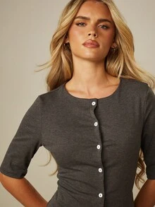 MISSGUIDED Conjunto de dos piezas con botones delanteros y mangas acodadas, pantalones capri de punto acanalado para un estilo casual elegante - Gris Oscuro - Ver 4