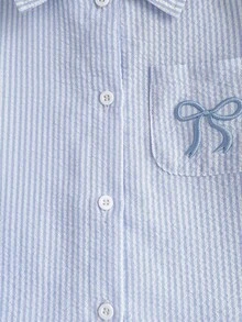 SHEIN Playful Pals 女童休閒仙女牛仔風白色條紋蝴蝶結口袋刺繡長袖鈕扣前襟柔軟襯衫上衣，適合上學、秋季、洗禮儀式 - 藍色 - 查看 5
