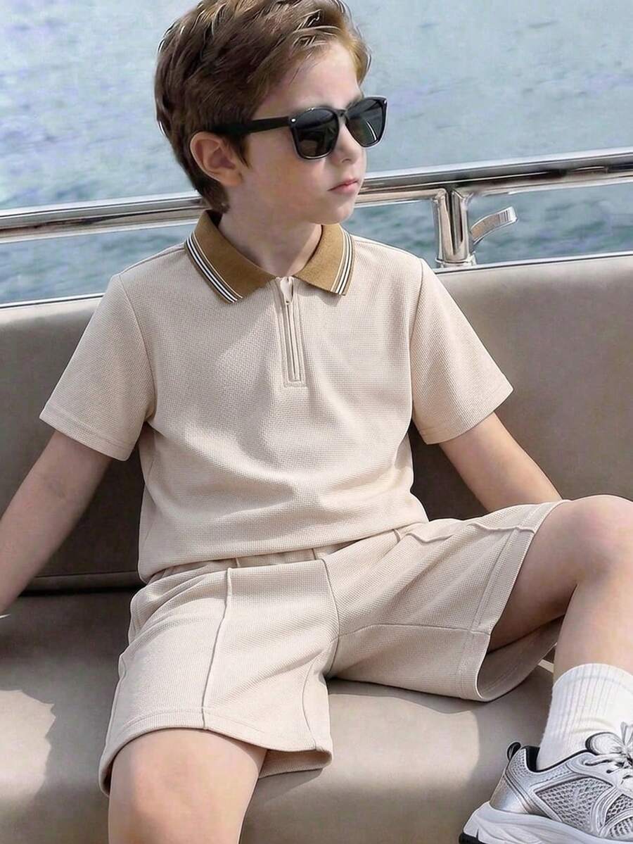 SHEIN 两件套男童休闲宽松插肩纯色POLO领短袖T恤和短裤套装，适合通勤、上学、日常休闲穿着、运动、春夏、毕业典礼等场合。