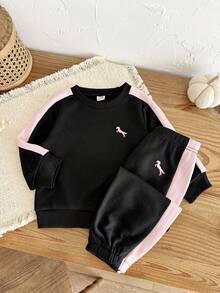 SHEIN Vintaside Kids 2件組女嬰2026秋冬新款黑色百搭休閒可愛動物圖案刺繡長袖衛衣套頭衫與運動長褲套裝，時尚百搭寬鬆休閒極簡運動風，適合日常休閒舒適穿著與戶外玩耍 - 黑色 - 查看 5