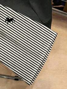SHEIN 青少年男孩極簡馬騎手剪影印花圓領短袖T恤與黑色垂直條紋寬鬆短褲2件套，城市海灘派對度假風夏季戶外運動套裝 - 彩色 - 查看 4