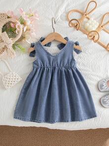 SHEIN Vintaside Kids 乡村风女婴无袖连衣裙，水洗浅蓝色，配有可拆卸蝴蝶结装饰，可爱俏皮，适合日常外出、休闲聚会、派对等场合，为春秋两季增添一抹亮丽色彩。 - 淺色水洗藍 - 查看 3