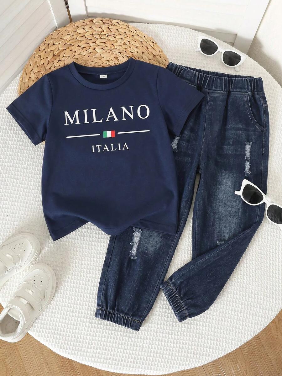 SHEIN 小男孩海軍藍字母印花短袖牛仔套裝 2 件組,圓領「MILANO ITALIA」印花 T 恤搭配水洗直筒牛仔褲,親膚棉感面料,美式休閒風童裝,適合春秋日常外出與校園穿著,小眾設計兒童服飾 - 杏色 - 查看 1