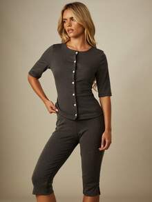 MISSGUIDED Conjunto de dos piezas con botones delanteros y mangas acodadas, pantalones capri de punto acanalado para un estilo casual elegante - Gris Oscuro - Ver 3