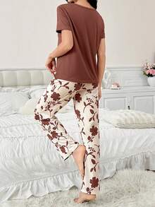 SHEIN 女款對比色休閒印花短袖上衣與長褲睡衣套裝 - 紅木色 - 查看 2