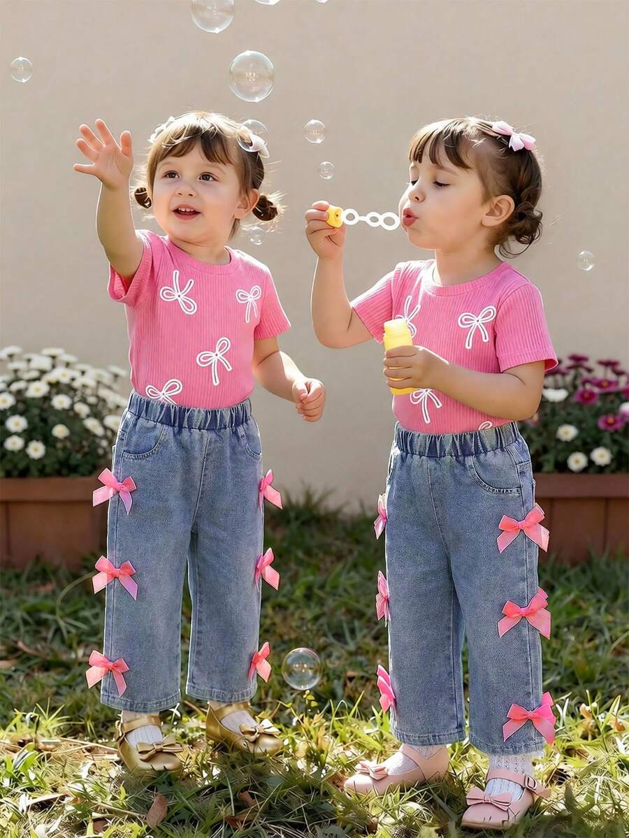 SHEIN Playful Pals 嬰兒/幼兒(女童)粉色螺紋針織短袖T恤上衣 & 藍色長褲蝴蝶結套裝,時尚休閒蝴蝶結女童套裝 - 粉色 - 查看 1