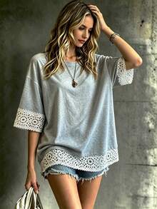 SHEIN Holidaya Camiseta casual de verano para mujer con cuello redondo, ajuste holgado, de algodón gris con ribete de encaje floral de ganchillo en mangas y bajo, elegante top de manga corta con patchwork calado para uso diario & vacaciones - Gris - Ver 4