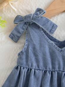 SHEIN Vintaside Kids 乡村风女婴无袖连衣裙，水洗浅蓝色，配有可拆卸蝴蝶结装饰，可爱俏皮，适合日常外出、休闲聚会、派对等场合，为春秋两季增添一抹亮丽色彩。 - 淺色水洗藍 - 查看 5