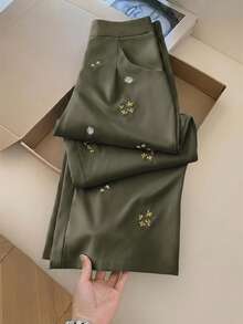 Modelyn 女款休閒百搭日常旅行長褲，花卉刺繡圖案附口袋 - 軍綠色 - 查看 1