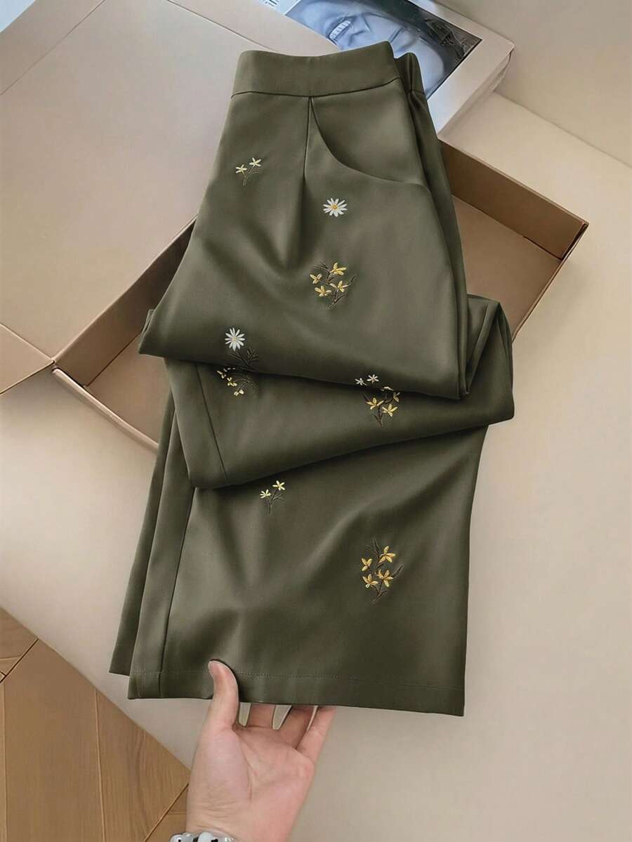 Modelyn 女款休閒百搭日常旅行長褲，花卉刺繡圖案附口袋 - 軍綠色 - 查看 1