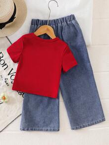 SHEIN Playful Pals 女童新款可愛俏皮短袖T恤+牛仔褲兩件套，針織面料淺紫色圓領短袖T恤，正面飾有清新白色花朵貼花，搭配水洗藍牛仔長褲，飾有紫色與白色花朵貼花，面料柔軟舒適，輕鬆穿搭美式休閒風，適合女童可愛俏皮、休閒簡約、舒適通勤穿搭，完美適用日常上學、戶外玩耍、週末出遊，兼具舒適與時尚 - 紅色 - 查看 2